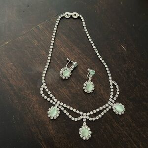 Beautiful vintage necklace and clip on earrings